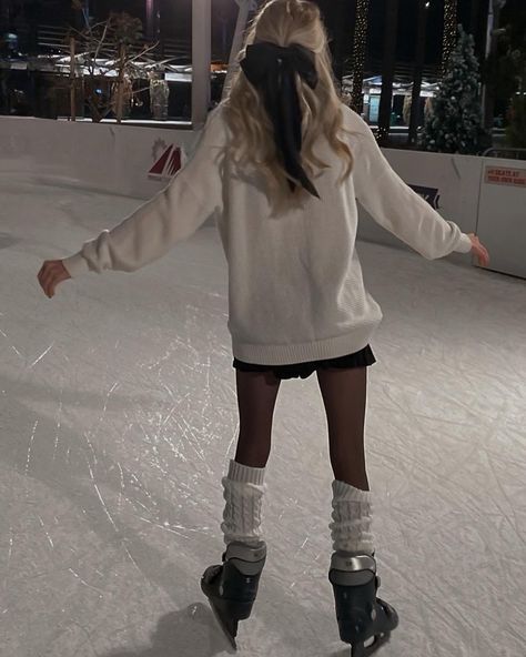 I’ve Skating Outfit Aesthetic, Ice Skating Ig Pics, Winter Outfits For Ice Skating, Ice Skater Outfits Casual, If Poses, Ice Skating Outfit Casual Dates, Cute Ice Skating Outfit Date, Iceskating Astethic Outfit, Casual Ice Skating Outfit