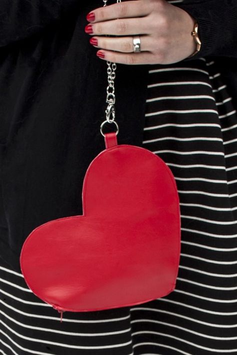 Wristlet Tutorial, Diy Heart, Diy Clutch, Wrist Bag, Red Vinyl, Bag Tutorial, Heart Bag, Simple Valentine, Trending Handbag