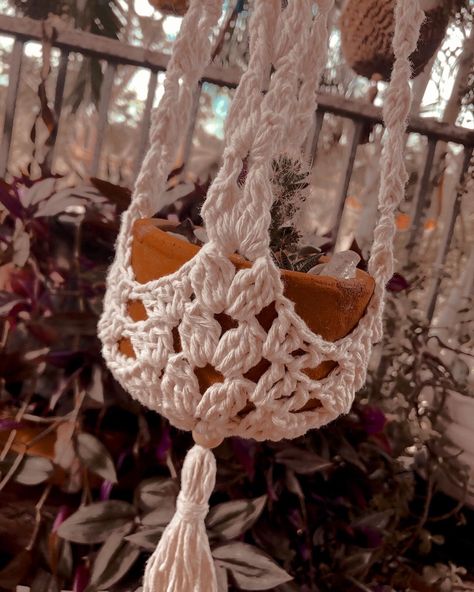 FREE Boho Plant Hanger Crochet Pattern — Baecrochett by Lizzy & Becky Quick Crochet Plant Hanger, Macrame Products, Macrame Crafts, Crochet Plant Hanger, Crochet Sloth, Macrame Plant Hanger Patterns, Confection Au Crochet, Crochet Plant, Crochet Basket Pattern