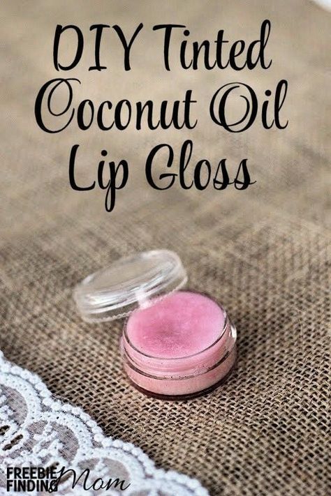 DIY Tinted Coconut Oil Lip Gloss - Moisturize your lips with this all natural DIY lip gloss. You can personalize your homemade lip gloss by adding your favorite lipstick. What other homemade beauty recipes do you use? Coconut Oil Lip Gloss, Homemade Lip Gloss, Oil Lip Gloss, Săpunuri Handmade, Homemade Beauty Recipes, Lip Balm Recipes, Diy Lip Gloss, Diy Kosmetik, Gloss À Lèvres