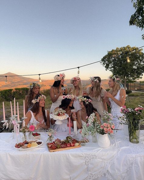 Midsummer party with the girls🌸🎀💘 Summer inspo, Pinterest inspired, summer aesthetic, summer dress, vacation outfits Midsummer Party, Camp America, Picnic Inspo, Garden Party Outfit, Girls Cake, Friends Goals, 20th Birthday Party, Garden Party Birthday, Bachelorette Decorations