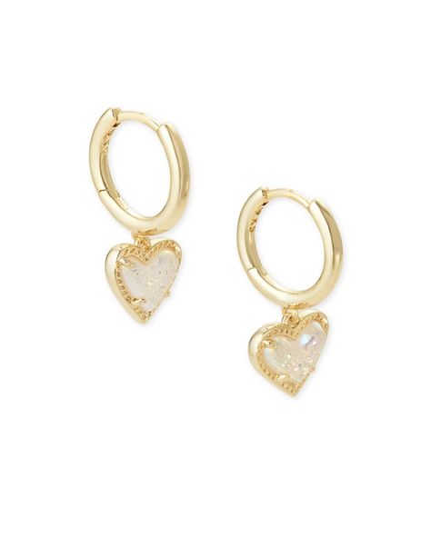 Hearts and huggies together - is there anything better? The Ari Heart Gold Huggie Earrings in Iridescent Drusy adds that little something extra to your look with its playful asymmetrical design. Preppy Earrings, Gold Huggie Earrings, Huggie Earrings Gold, Preppy Jewelry, Mode Zara, Kendra Scott Earrings, Jewelry Accessories Ideas, Jewelry Lookbook, Huggie Earrings