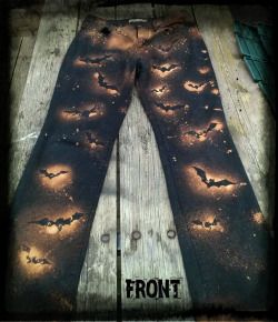 Bat Jeans, Bleach Stencil, Diy Goth Clothes, Bat Template, Bleach Shirt Diy, Bleaching Clothes, Diy Sy, Diy Pants, Jaket Denim