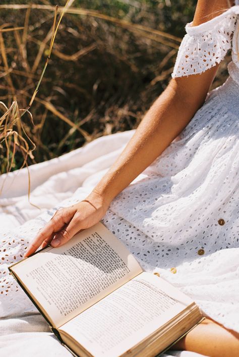 THE ABBY DRESS Hazel And Folk, Picnic Photography, An Open Book, Shotting Photo, Photographie Inspo, Summer Photoshoot, Portrait Photos, Foto Poses, Shooting Photo