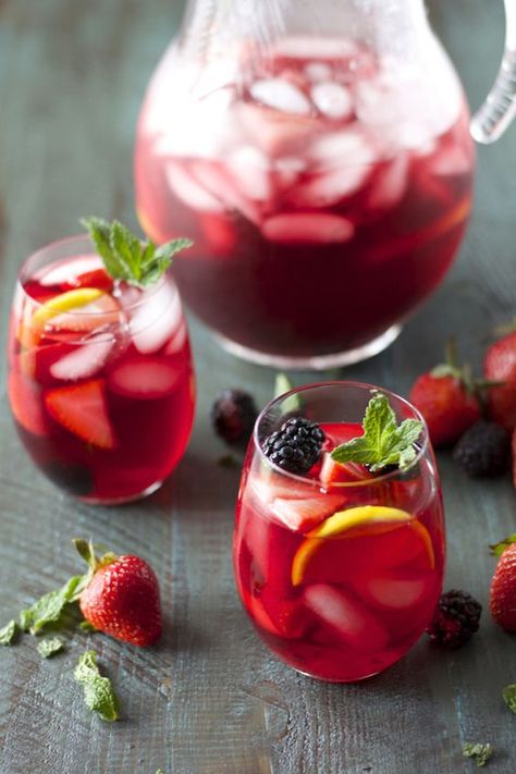 Best Iced Tea Recipes #summer #drinks #icedtea #summerdrinks #summerparty Best Iced Tea Recipe, Glace Fruit, Passion Fruit Tea, Iced Tea Recipes, Refreshing Summer Drinks, Fruit Cocktails, Mocktail Recipe, Fruit Tea, Fruit Drinks