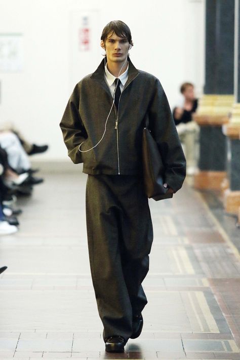 Balletshofer Berlin Spring 2025 Collection Our Legacy Menswear, Berlin Style Men, Runway Outfits Men, Vogue Men Fashion, Berlin Fashion Men, Berghain Style, Men Fashion Runway, All Black Outfit Men, Fashion Show Outfit