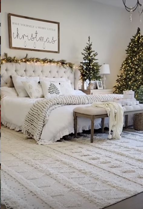 Christmas Room Decor Neutral, White And Gold Christmas Decor Bedroom, White Bedroom Christmas Decor, Master Bedrooms Decor Christmas, Christmas Bedroom White, Cream And White Christmas Decor, White Christmas Bedroom Aesthetic, Elegant Christmas Bedroom, Green And White Christmas Bedroom