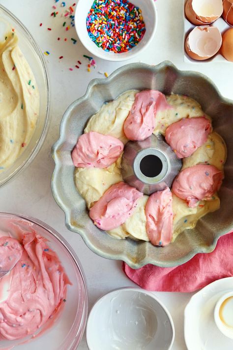 Joy the Baker no-fuss pound cake transformed into an epic birthday funfetti bundt cake! Birthday Bundt Cake, Easy Funfetti Cake, Funfetti Bundt Cake, Funfetti Cake Recipe, Funfetti Birthday, Easy Frosting, Joy The Baker, Crescent Roll Recipes, Pound Cakes