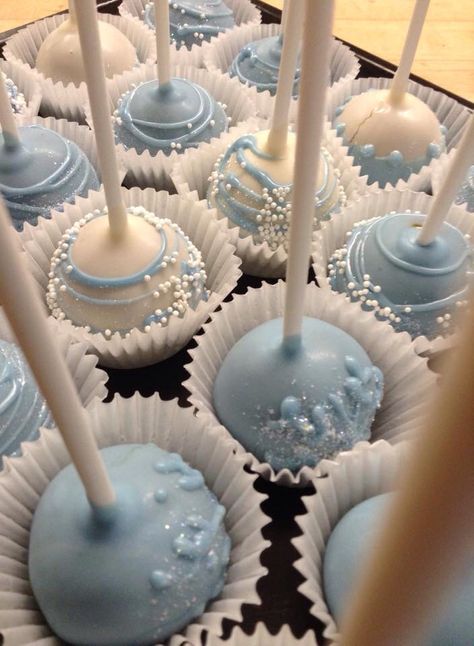 Cake Pops Dusty Blue, Blue Party Snack Ideas, Blue Snacks Aesthetic, Blue Themed Dessert Table, Blue Themed Desserts, Blue Themed Party Ideas, Quince Blue Cake, Quince Cakes Light Blue And Silver, Blue Cake Pops Birthday