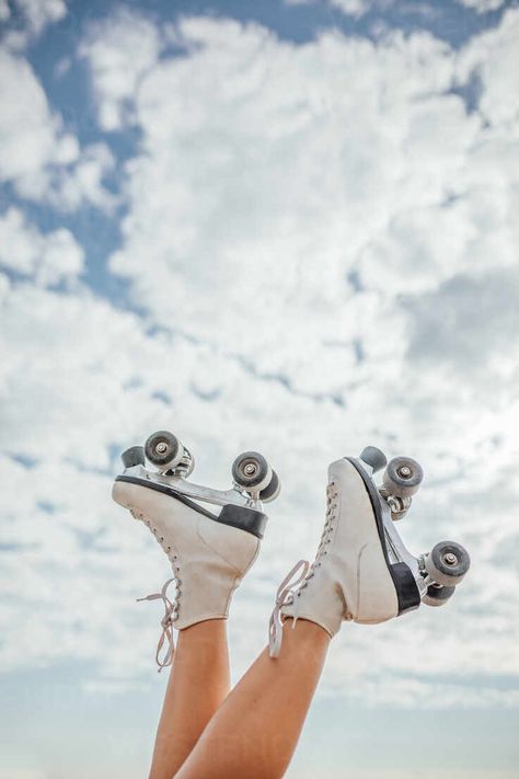 Quad Roller Skates Aesthetic, Roller Blading Aesthetic, Rollerskate Aesthetic, Rollerskating Aesthetic, Skaters Aesthetic, Roller Skates Aesthetic, Skater Photoshoot, Roller Skating Pictures, Skater Girl Aesthetic