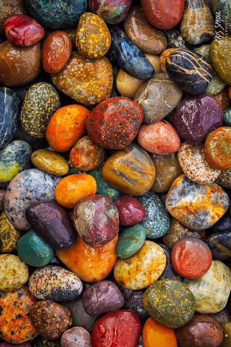 Colorful Stones, Colored Rocks, Colors Of Nature, Crystals And Gemstones Aesthetic, Colorful Nature, Stone Wall Art, Iphone Wallpaper Stills, Love Pink Wallpaper, Stone Wallpaper