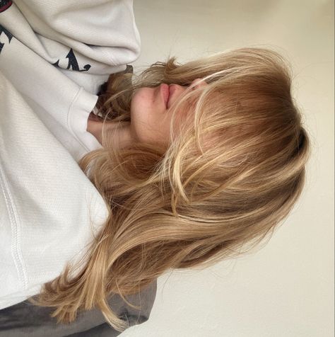 Blond Butterfly Haircut, Medium Blonde Hair Inspiration, Blonde Hair Wedding Styles Half Up, Haircuts To Make Your Forehead Smaller, Niykee Heaton Hair, 90s Layers Unstyled, Curtain Bangs And Layers Shoulder Length, Blonde Hair Lots Of Layers, Blonde Layered Haircut