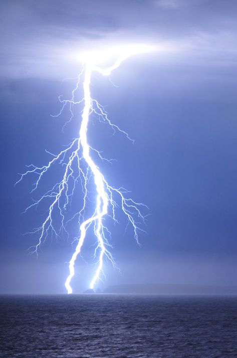 Pictures Of Lightning, Bolt Of Lightning, Lightning Photos, Lightning Photography, Wild Weather, Lightning Storm, Weather Photos, Lightning Strikes, Natural Phenomena