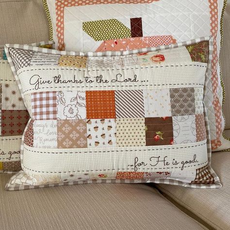 I made two different Thanksgiving pillows using the Merry and Bright Pattern by @amysinibaldi. (One for a sweet friend and one for me).… | Instagram Friendship Pillow Ideas, Small Pillows Ideas, Quilted Pillows Decorative Pillows, Quilt Pillows Ideas, Christmas Pillows To Make, Quilt Pillow Pattern, Quilting Pillows, Quilt Hearts, Prayer Pillow