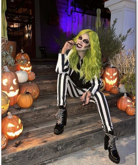 Halloween Makeup Girl, Disfarces Halloween, Beetlejuice Halloween Costume, Halloween Juice, Beetlejuice Costume, Fashion Costume Halloween, Funny Costume, Halloween Fest, Beetlejuice Halloween