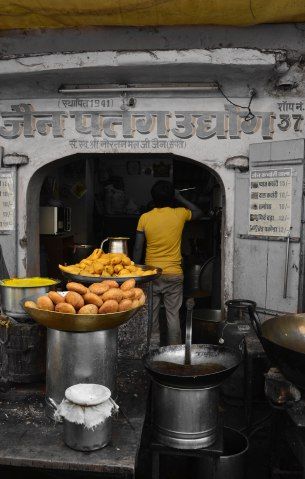 The beautiful pink city is a food paradise! Here are some of my favorite places to eat and drink in Jaipur, Rajasthan. STREET FOOD (obviously!) Its a delight to feast on streets while taking a brea… Rajasthan Street Food, Rajasthan Street, Pink City, Eat And Drink, Samosa, Jaipur Rajasthan, Jodhpur, Places To Eat, Street Food