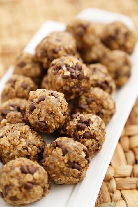 These easy, protein-packed granola bites are perfect for snacking on to reenergize your day! Kids Friday Routine, Volleyball Snacks, Granola Balls, Moms Food, Breakfast Kids, Heathy Snack, Clean Treats, Morning Hacks, Granola Bites