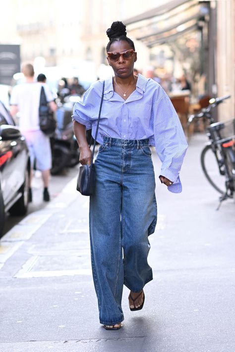 How They Wear Jeans in Milan and Paris Milan Street Style 2024, Distressed Jeans Outfit, Denim Suit, Jeans Street Style, Jeans Outfit Summer, Milan Street Style, Double Denim, Jean Top, Guess Jeans