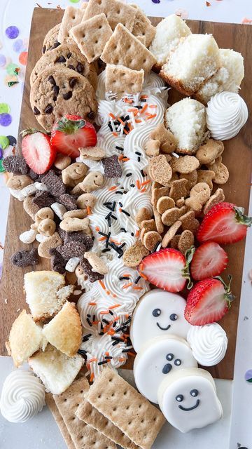 Buttercream Cookie Board, Icing Charcuterie Board Ideas, Buttercream Charcuterie Boards, Buttercream Frosting Boards, Halloween Cookie Charcuterie Board, Halloween Icing Board, Halloween Frosting Board, Icing Board Charcuterie, Buttercream Charcuterie Board Ideas