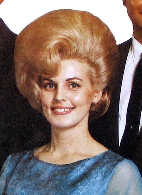 Bubble Bouffant 1960s Hairstyles, Vintage Posters Retro, Bouffant Hairstyles, Retro Updo, 1960s Hair, 60s Hair, Beehive Hair, Bouffant Hair, 짧은 머리