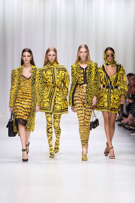 See the full Spring 2018 collection from Versace. Versace Clothes, Yellow Outfits, Versace Runway, Versace Spring, Versace Fashion, Anja Rubik, Fashion Week 2018, Doutzen Kroes, Versace Outfit