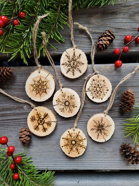 Christmas Wood Burning Ideas, Wood Burning Christmas Ornaments, Wood Burning Christmas, Wood Burning Ornaments, Wood Burn Ideas, Slice Ideas, Beginner Wood Burning, Wood Burn Designs, Log Slice