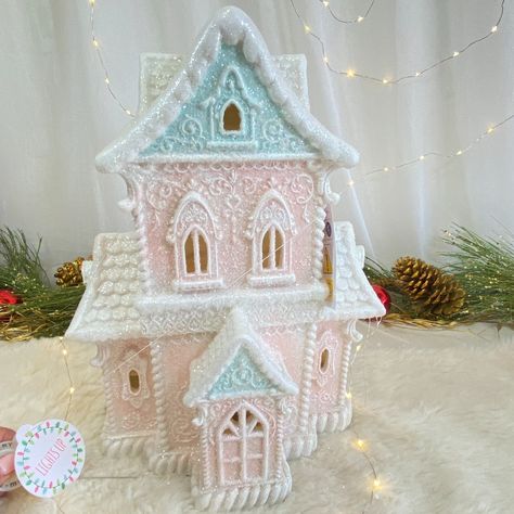 Brand New Raz 14" White Icing Scrollwork Led Lighted Gingerbread House Pastel Pink New This One Is In Mint Condition 14" X 10" X 7" Made Of Detailed Resin Requires 3 Aa Batteries. Raz Imports Offers A Wide Variety Of Timeless Everyday Home Decorations And Whimsical Holiday Designs That Will Give You The Freedom To Express Yourself And Create Beautiful Spaces That You Can Truly Call Your Own. Since 1979, We Have Been Providing Stores And Consumers With Heart-Warming Decorative Pieces That Are Wor Pink Themed Christmas Decor, Vintage Pink Christmas Decor, Pink Xmas Decorations, Pink And White Christmas Decor, Diy Christmas Village Houses, Pastel Christmas Decor, Vintage Pink Christmas, Xmas Art, Raz Imports