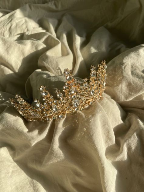 Sweet 16 Dresses Gold, Quinceanera Crowns Gold, Crowns For Quinceanera, Sweet 16 Crowns, Quince Crowns, Quince Crown, Quince Themes, Quinceanera Jewelry, Quinceanera Tiaras