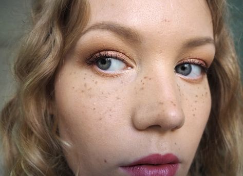 In this post I'll show you how to enhance your freckles or create natural-looking fake freckles easily with makeup. Check out the tutorial! Freckles With Makeup, Freckle Makeup, Natural Freckles, Art Deco Makeup, Freckled Skin, Makeup With Eyeshadow, Tattooed Freckles, Theater Makeup, Bronze Makeup Look