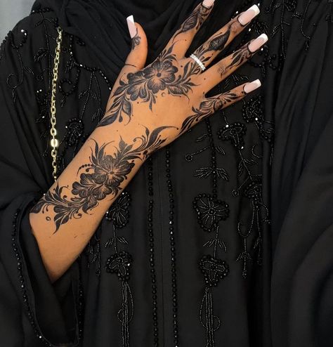 @hamanasdesign_ on IG Content Tattoo, Henna Designs Arm, Henna Designs Back, Girly Tattoo, Henna Flower Designs, Cute Henna Tattoos, Henna Style Tattoos, Jagua Henna, Henna Inspo