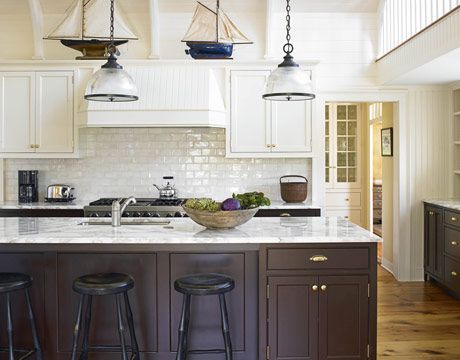 White upper, dark lower cabinets. Subway tile and marble Dark Lower Cabinets, New England Kitchen, Modern White Kitchen Cabinets, White Upper Cabinets, Nautical Kitchen, Wood Kitchen Island, Timeless Kitchen, Dark Kitchen, White Modern Kitchen