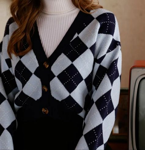 Vintage Turtleneck Outfit, Cardigan Over Turtleneck, Cute Cardigans Aesthetic, Outfits With Cardigans Aesthetic, How To Style A Cardigan Aesthetic, Turtlenecks Aesthetic, Turtleneck Cardigan Outfit, Cardigan And Turtleneck Outfit, Turtle Neck And Cardigan Outfit