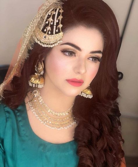 Mehndi bride❤ Mehndi Brides Pakistani, Pakistani Bride Hairstyle, Pakistani Bridal Makeup Hairstyles, Pakistani Bridal Hairstyles, Mehndi Bride, Bridal Mehndi Dresses, Pakistani Bridal Makeup, Muslim Brides, Bridal Makeover