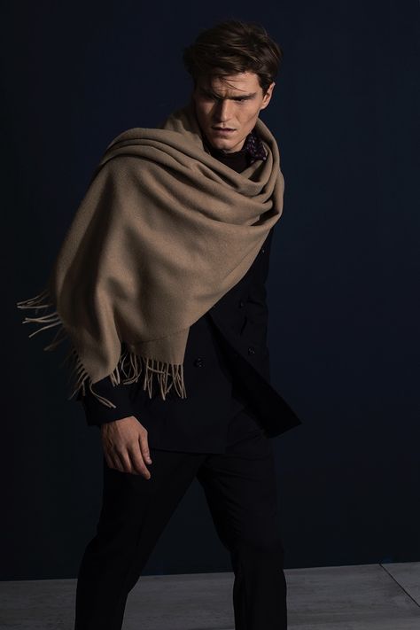 How is your fall layering? If you need a little help in the style department, look no further than this short but helpful editorial. Leading British model Oliver Cheshire (Select) is photographed by Alexander Gerdov. Hitting the studio for an edit on chic layering, Oliver is styled by Amanda Ljungkvist. Related: Oliver Cheshire Travels to … Mens Scarf Outfit, Men Scarf Style, Scarf Outfit Men, Uk Outfits, Muslim Men Clothing, Mens Scarf Fashion, Man Scarf, Layers Outfit, Oliver Cheshire