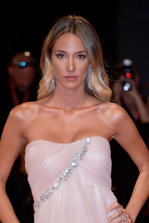 Alice Campello rompe su vestido por el día y luce como una princesa por la noche en el Festival de Venecia 2019 #alfombraroja #redcarpet Vestidos Color Rosa, Zlatan Ibrahimovic, Summer Soft, Dress Pink, Vanity Fair, Cristiano Ronaldo, Ronaldo, Strapless Dress Formal, Pink Dress