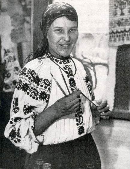 Photograph of Maria Prymachenko in 1936 wearing a traditional Ukrainian embroidered blouse Maria Prymachenko, Socialist Realism, National Symbols, Henri Rousseau, Ukrainian Art, Naive Art, Animals Images, Second World, Fantastic Beasts