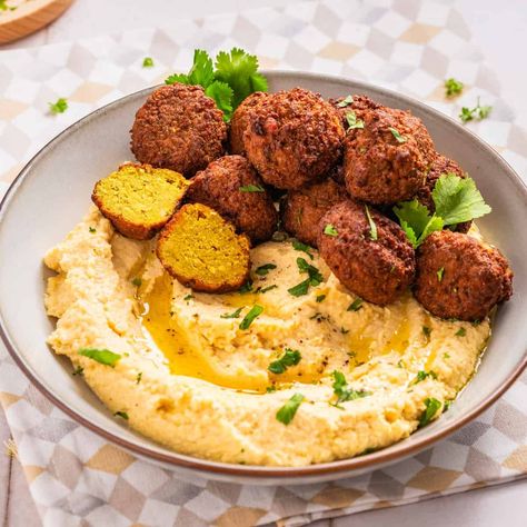 These restaurant-worthy creamy hummus paired with golden brown falafels are quick, vegan, protein-packed and ready in 45 minutes! Falafel Bowls, Falafel Bowl, American Potato Salad, Fried Halloumi, Creamy Hummus, Halloumi Salad, Stuffed Baked Potatoes, Greek Potatoes, Sweet Potato Kale