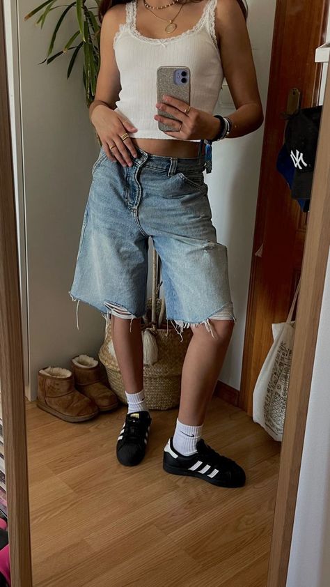 Baggie Shorts Outfit, Baggy Jeans Shorts Outfit, Jorts Womens Fit, Baggy Jean Shorts Outfit, Long Shorts Outfits Women, Bermuda Shorts Outfit, Jorts Outfit, Summer Casual Outfits, Flirty Summer Dresses