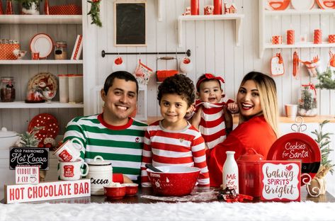 Christmas Kitchen Photoshoot Family, Family Baking Photoshoot, Christmas Baking Photoshoot, Backdrop Shoot, Cookie Photoshoot, Baking Photoshoot, Natal Baby, Kitchen Photoshoot, Christmas Photoshoot Kids