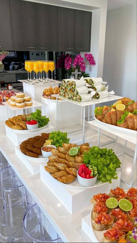 Catering Food Displays, Food Set Up, Fest Mad, Catering Ideas Food, Party Food Buffet, Party Food Platters, Läcker Mat, Catering Food, Food Displays