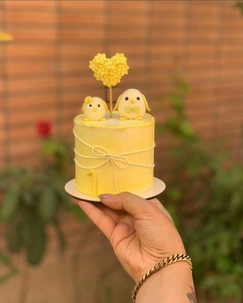 Tiny Anniversary Cake, Mini Cake Design Ideas, Mini Cake For Best Friend, Small Bday Cake, Yellow Cake Decoration, Small Cakes Ideas Minis, Mini Cakes For Boyfriend, Tiny Cakes Ideas, Birthday Cake Yellow