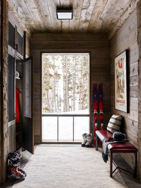 Tour a warm and inviting ski chalet nestled in Montana's snowy peaks Ski Chalet Interior, Ski Cottage, Rustic Chalet, Ski House Decor, Ski Room, Ski Lodge Decor, Modern Chalet, Ski Cabin, Chalet Interior