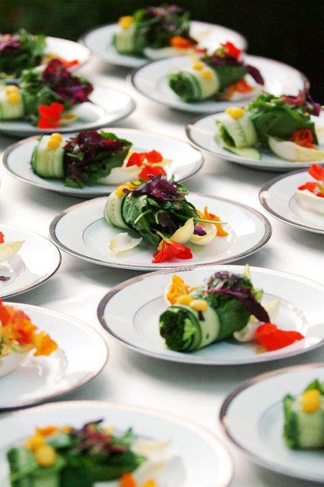 Plated salads I need to learn for to make beautiful plates like this! Katering Pernikahan, Improve Nutrition, Food Catering, Reception Food, Wedding Reception Food, Porte Decorate, Fruit Salad Recipes, Formal Dinner, Food Blogs