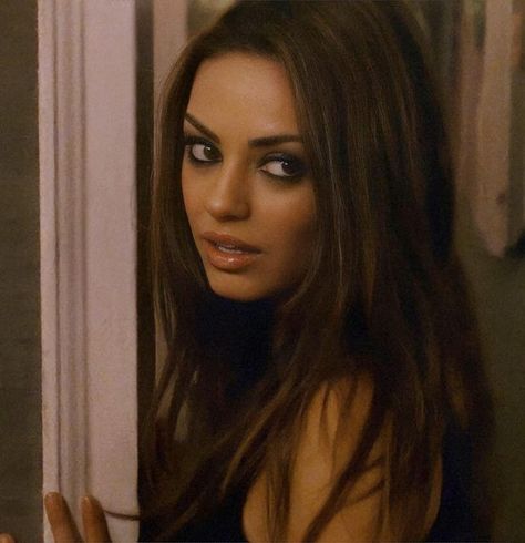 Mila Kunis Makeup, Mila Kunis Hair, Brunette Celebrities, Brunette Actresses, Aesthetic 2000s, 90s Makeup, To Be A Woman, Bella Swan, Mila Kunis