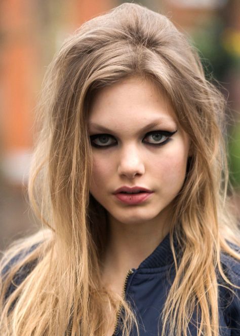 Master the ultimate cat-eye. 80s Biker Chick, Rock Chic Hairstyles, Rocker Girl Hair, Biker Chick Makeup, Rock Chick Hair, Rocker Chic Style, Punk Glam, Retro Goth, Rock Hairstyles