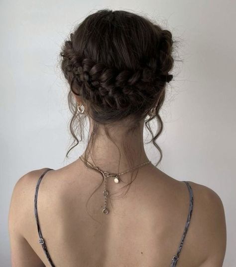 Dark Academia Hairstyle, Katniss Hair, Hunger Games Hair, Academia Hairstyle, Violet Sorrengail, The Folk Of The Air, Braided Crown Hairstyles, Jude Duarte, Folk Of The Air