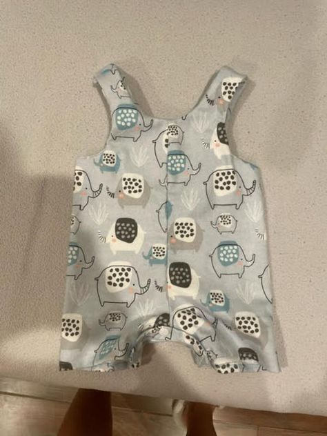 Free Baby Romper Pattern For Beginners {0-3 Months} Free Baby Romper Pattern, Free Baby Patterns Sewing, Easy Sew Baby Clothes, Baby Dungarees Pattern Free, Free Baby Romper Sewing Pattern, Free Baby Clothes Patterns Sewing, Baby Clothes Patterns Free, Baby Clothes Sewing Patterns Free, Boys Sewing Patterns Free