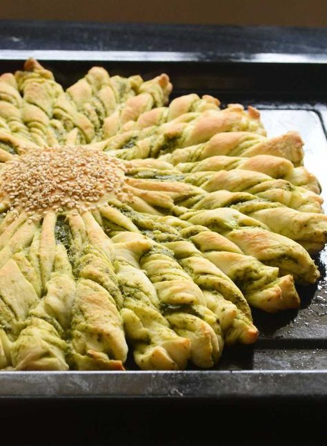 Sunflower shaped pull apart bread with filling. Spicy Bread, Sandwich Shapes, Yeast Breads, Bread Shaping, Party Appetizers Easy, Bread Snacks, Pull Apart Bread, Easy Bread Recipes, Easy Bread