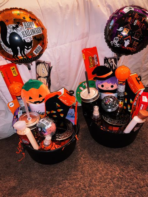 Fall Spooky Baskets, Halloween Spooky Baskets Ideas, Halloween Basket For Coworkers, Small Spooky Baskets For Friends, Spookie Basket For Friends, October Birthday Basket, Halloween Baskets Ideas, Halloween Ideas For Sleepovers, Spooky Basket Best Friend