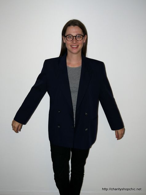 How to resize blazer Blazer Alterations Diy, Coat Refashion, Young Professional Outfits, Hot Topic Clothes, Upcycle Clothing, Sewing Alterations, Recycled Clothing, Scene Outfits, Make Your Own Clothes